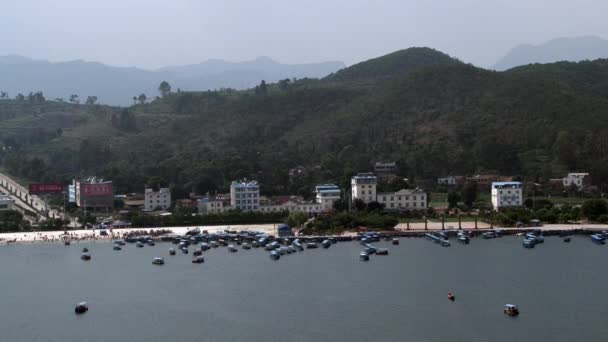 Cidade chinesa na praia do Lago Fuxian na província de Yunnan China . — Vídeo de Stock