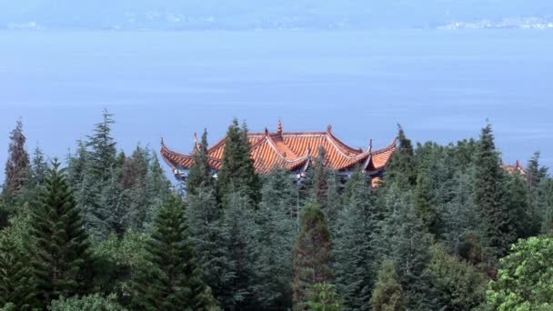 Panorama da cidade chinesa na praia do Lago Fuxian na província de Yunnan China. — Vídeo de Stock