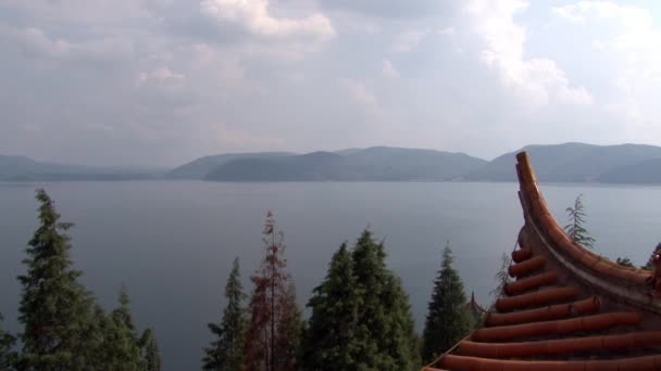 Panorama čínského města na pláži Fuxian Lake v provincii Yunnan Čína. — Stock video