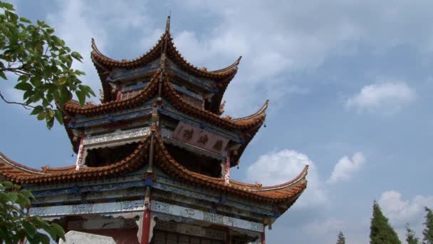 雲南省のFuxian湖の海岸に中国風の屋根の展望台中国. — ストック動画