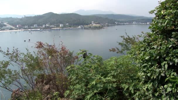 Панорама китайського міста на березі озера Фусянь в провінції Юньнань.. — стокове відео