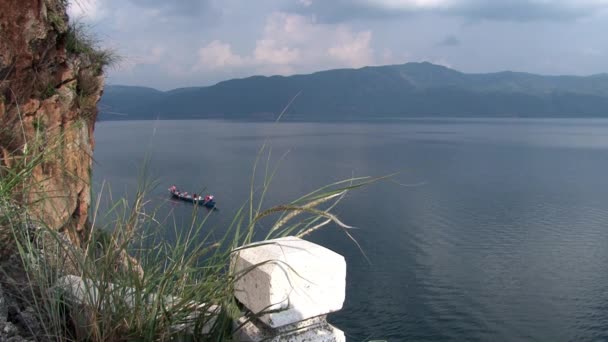 Persone sulla barca cinese sampan sul lago di Fuxian. — Video Stock