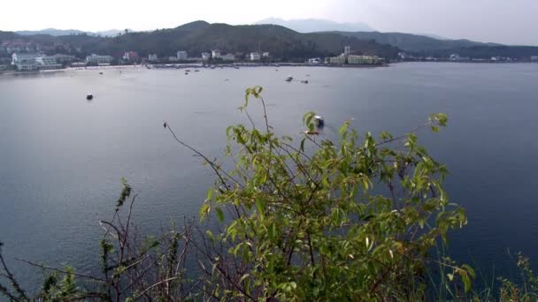 Fuxian Gölü 'ndeki Çin teknesindekiler. — Stok video