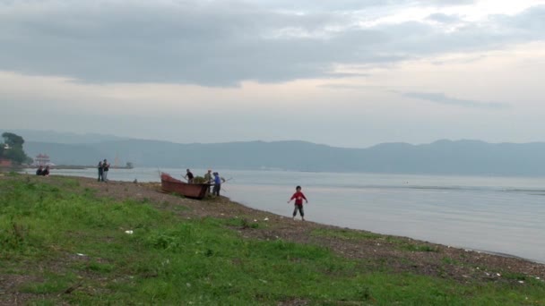 Chinesische Bootsgondel am Ufer des Fuxian Sees in der Provinz Yunnan China. — Stockvideo