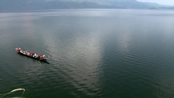 Människor på sampan kinesisk båt på Fuxian Lake. — Stockvideo