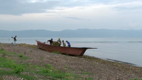 Chinese boot gondel aan wal Fuxian Lake in de provincie Yunnan China. — Stockvideo