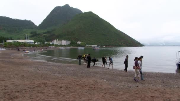 Los buceadores se preparan para bucear en el lago Fuxian. — Vídeo de stock