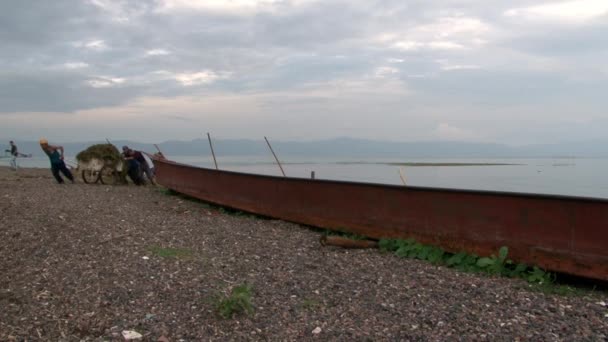 Čínská loď gondola na břehu Fuxian Lake v provincii Yunnan Čína. — Stock video