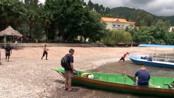 Nurkowie przygotowują się do nurkowania w Fuxian Lake. — Wideo stockowe