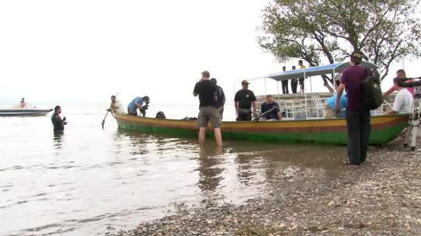 Dykare förbereder sig för dykning i Fuxian Lake. — Stockvideo