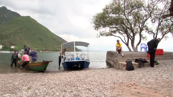 Búvárok készülnek búvárkodás a Fuxian-tó. — Stock videók