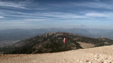 Türkiye 'nin Fethiye ilçesi yakınlarındaki Babadag Dağı' ndan aşırı yamaç paraşütü.