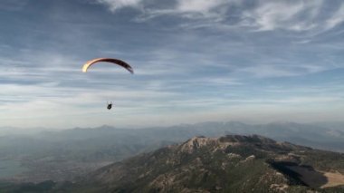 Türkiye 'nin Fethiye ilçesi yakınlarındaki Babadag Dağı' ndan aşırı yamaç paraşütü.