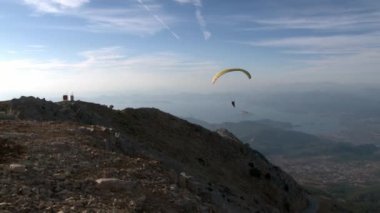 Türkiye 'nin Fethiye ilçesi yakınlarındaki Babadag Dağı' ndan aşırı yamaç paraşütü.