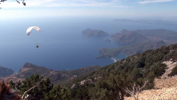 Parapente extrême de la montagne Babadag en Turquie près de la ville de Fethiye . — Video