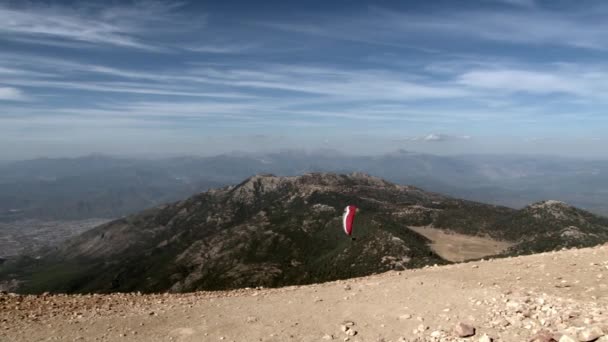 Parapente extremo da montanha Babadag na Turquia perto da cidade de Fethiye . — Vídeo de Stock