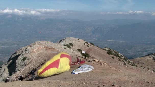 Mensen bereiden zich voor op paragliding op de Babadag berg in Turkije. — Stockvideo