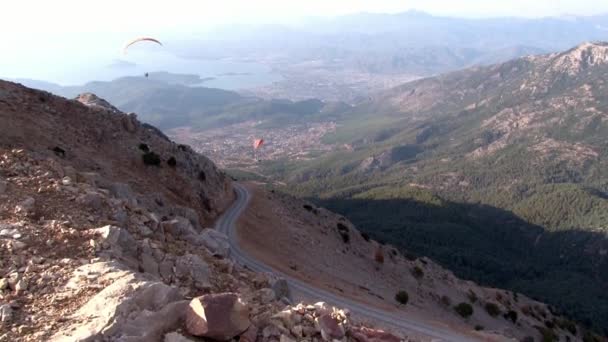 Oludeniz Paragliding u města Fethiye z pohoří Babadag v Turecku. — Stock video