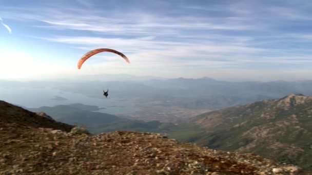 Спускаясь на параплане с горы Бабадаг в Турции недалеко от города Фетхие . — стоковое видео