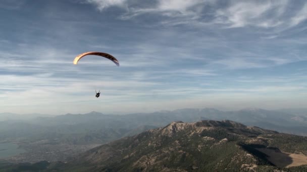 Parapente extremo da montanha Babadag na Turquia perto da cidade de Fethiye . — Vídeo de Stock