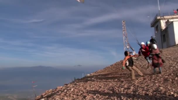 Oludeniz Gleitschirmfliegen vom Babadag Berg in der Nähe der Stadt fethiye. — Stockvideo