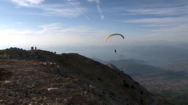 Спускаясь на параплане с горы Бабадаг в Турции недалеко от города Фетхие . — стоковое видео