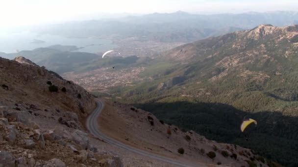 フェティヤ市近くのトルコのババダグ山からの極端なパラグライダー. — ストック動画