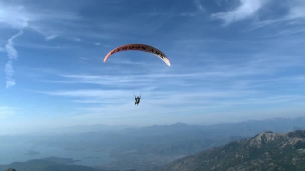 Oludeniz Αλεξίπτωτο πλαγιάς από το βουνό Babadag κοντά στην πόλη Fethiye. — Αρχείο Βίντεο