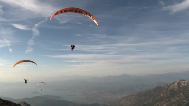 Oludeniz Paragliding van Babadag berg in de buurt van de stad Fethiye. — Stockvideo