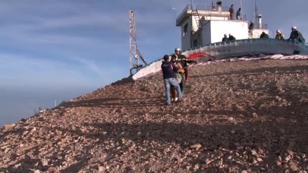 Парапланеризм Олудениз с горы Бабадаг вблизи города Фетхие . — стоковое видео