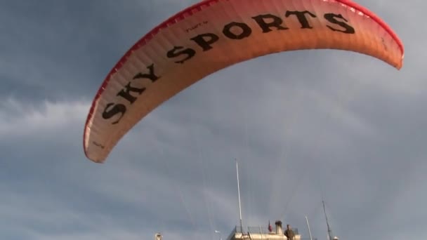 Oludeniz Paragliding van Babadag berg in de buurt van de stad Fethiye. — Stockvideo