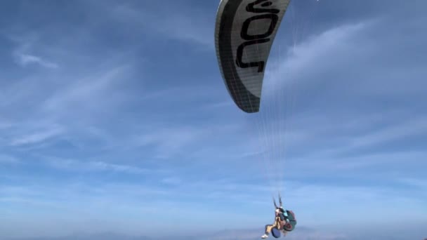 Oludeniz Paragliding van Babadag berg in de buurt van de stad Fethiye. — Stockvideo