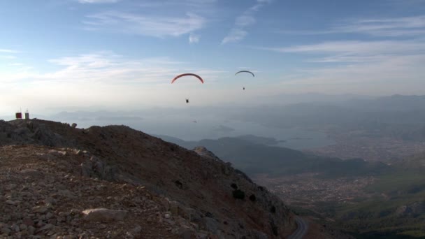 Oludeniz Parapendio vicino alla città Fethiye dal monte Babadag in Turchia . — Video Stock