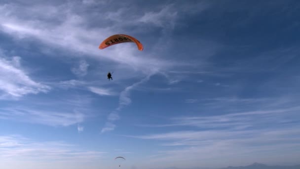 Oludeniz Parapendio dalla montagna di Babadag vicino alla città Fethiye . — Video Stock