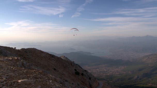 Oludeniz Parapente près de la ville Fethiye de Babadag montagne en Turquie . — Video