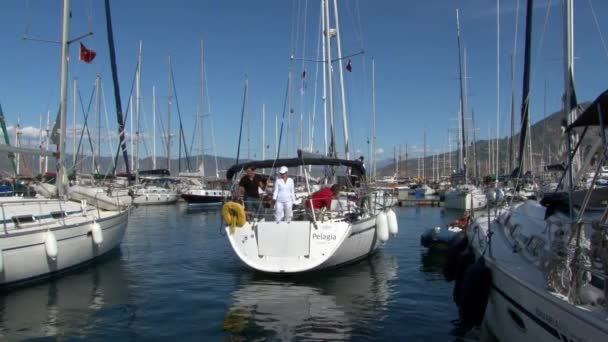Gente en yate en puerto de embarcaciones de recreo y embarcaciones . — Vídeos de Stock