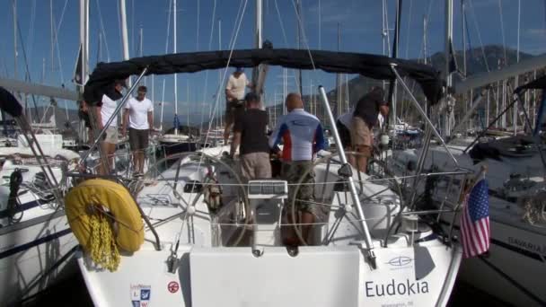 Menschen auf Jacht im Hafen der Freizeitboote und Boote. — Stockvideo