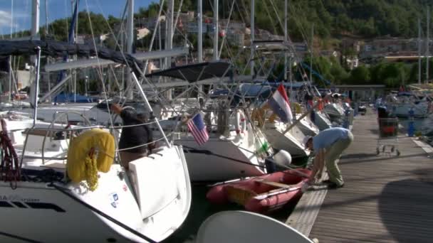 喜びのボートや工芸品の港のヨットの人々. — ストック動画