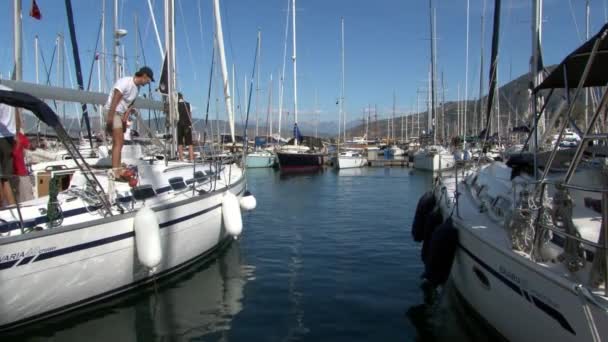Människor på yacht i hamnen för fritidsbåtar och hantverk. — Stockvideo