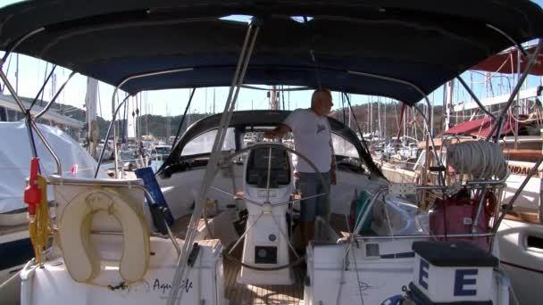 Pessoas em iate no porto de barcos de recreio e artesanato . — Vídeo de Stock