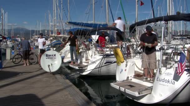 Gente en yate en puerto de embarcaciones de recreo y embarcaciones . — Vídeos de Stock