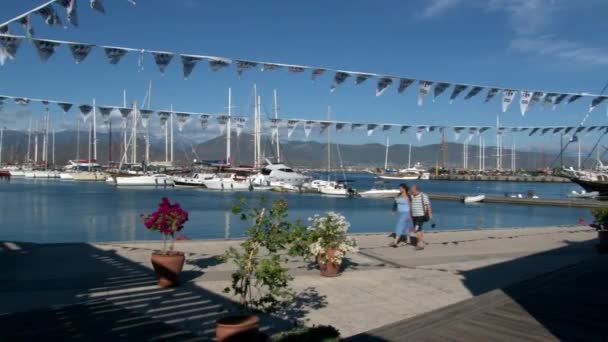 Les gens dans le port de bateaux de plaisance, bateaux et yachts. — Video