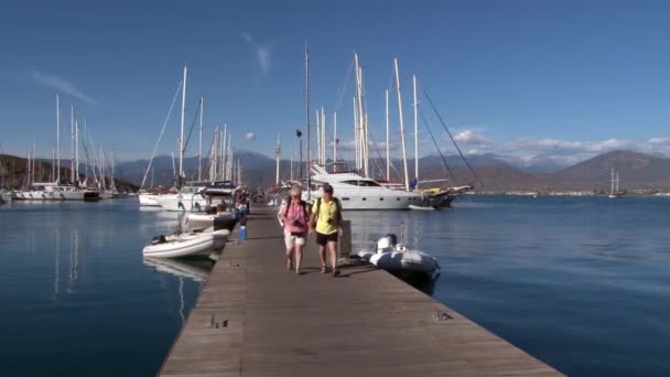 Les gens dans le port de bateaux de plaisance, bateaux et yachts. — Video