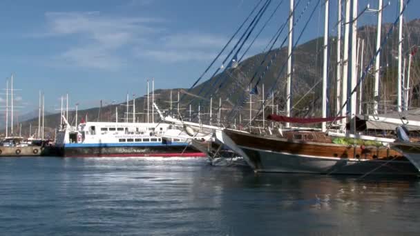 Port de bateaux de plaisance, bateaux et yachts. — Video