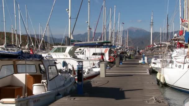 Lidé v přístavu rekreačních lodí, plavidel a jachet. — Stock video