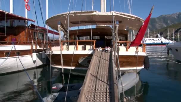 Luxe jachten rustig staan op de achtergrond van de blauwe lucht in de haven van Turkije. — Stockvideo