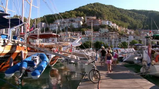 Les gens dans le port de bateaux de plaisance, bateaux et yachts. — Video