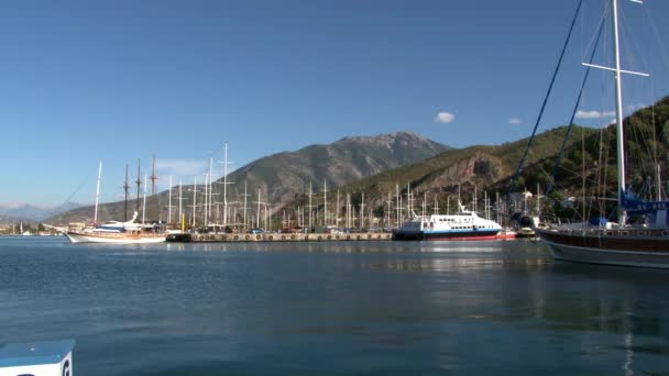 Hafen der Freizeitboote, Boote und Yachten. — Stockvideo