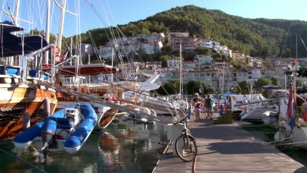 Les gens dans le port de bateaux de plaisance, bateaux et yachts. — Video