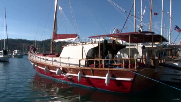 Luxe rich wooden yachts stand on background of blue sky in harbor of Turkey. — Stock Video